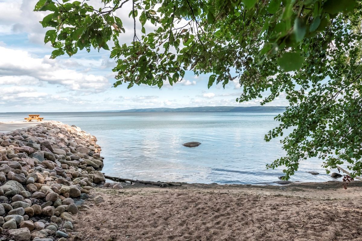 En bit bort, mot Sjöåkra finns både Vätterns strand, plats för avkoppling och närhet till natur.