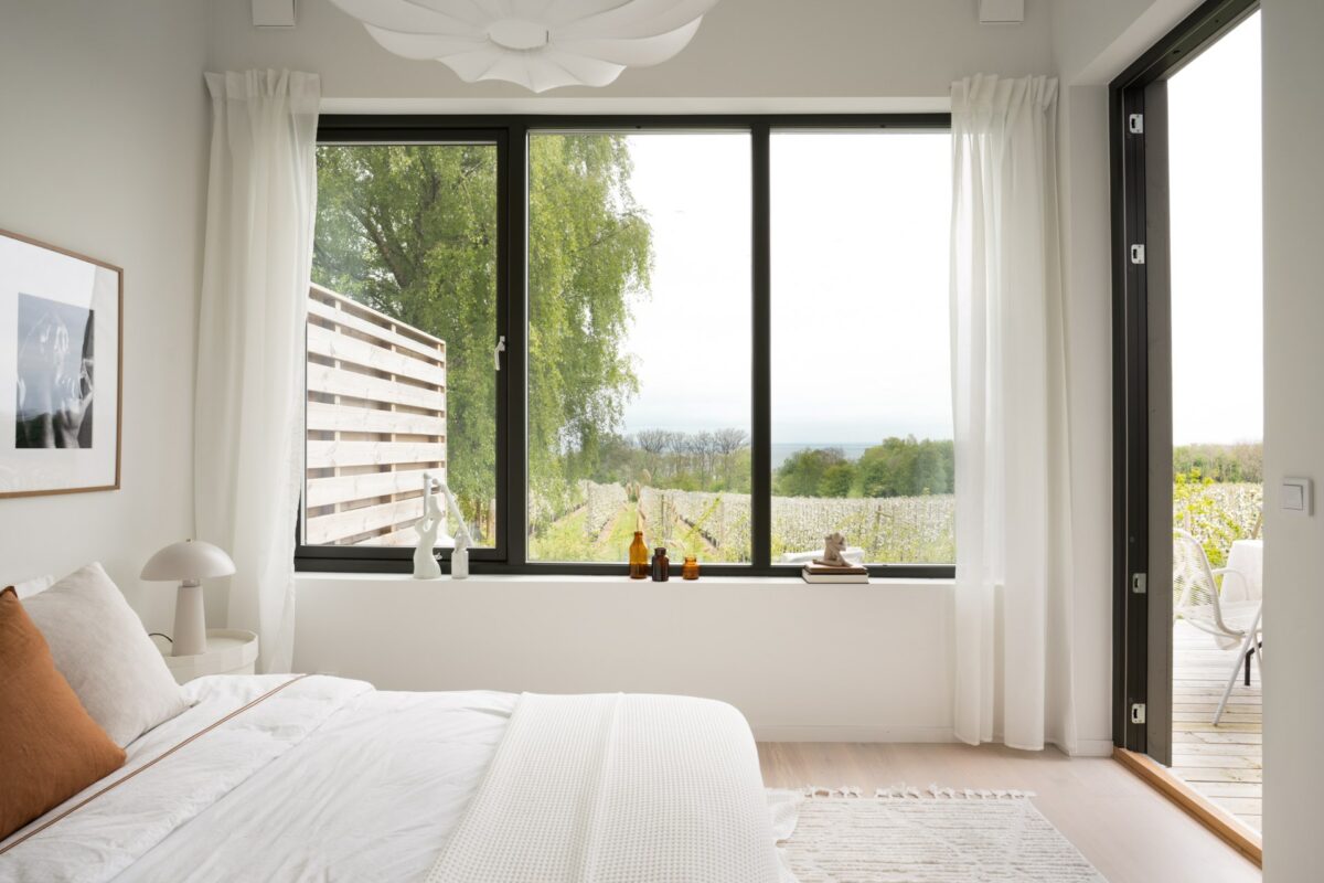 Master bedroom med sagolik utsikt över äppeldalen och havet