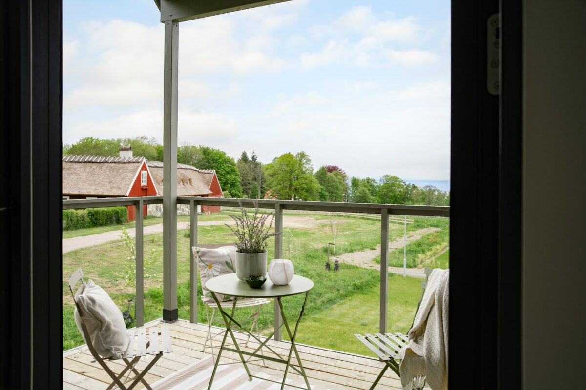 Alla bostäder har uteplatser som bjuder utsikt över äppelträd och hav