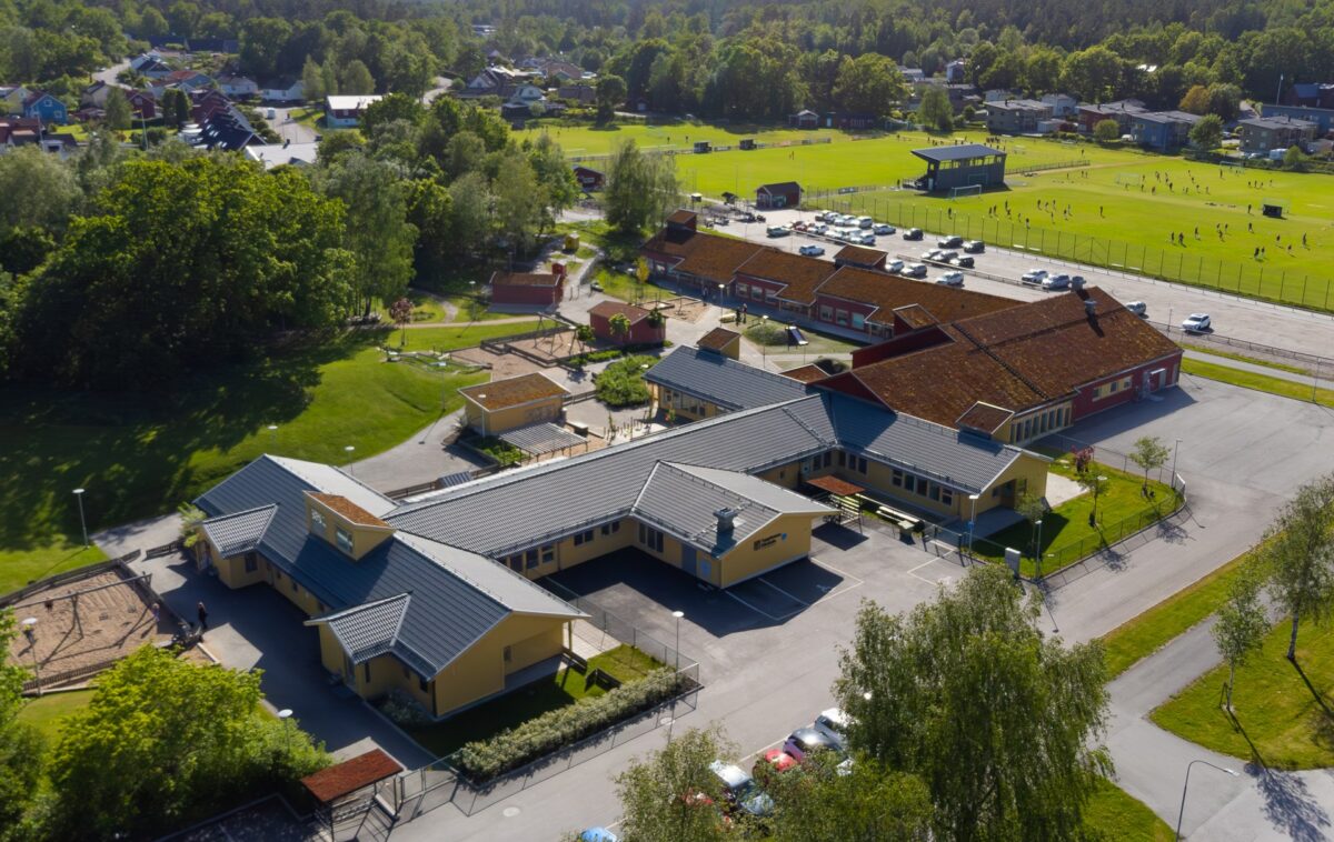 Ett stenkast bort ligger förskola Toppluvan.