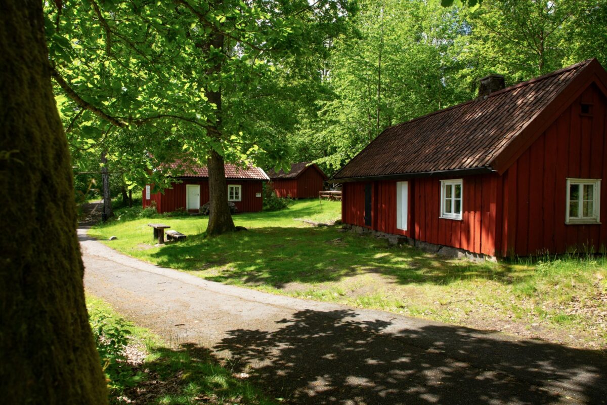 Forngården med vackra promenadstråk.